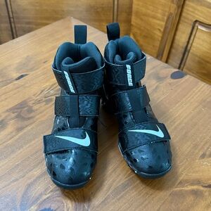 Youth Sz 2 Nike Force Savage 2 Shark Football Cleats
